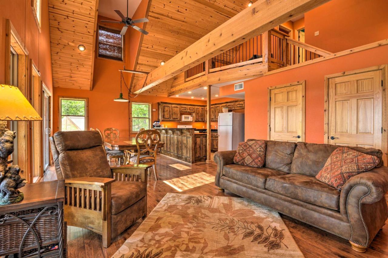 Spacious Log Cabin With Fire Pit And Game Room! Eureka Springs Exterior foto